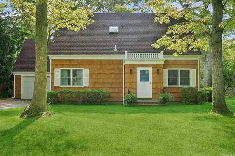 3 Foster Avenue, Hampton Bays, NY 11946