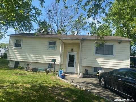 2601 Wave Avenue, Medford, NY 11763