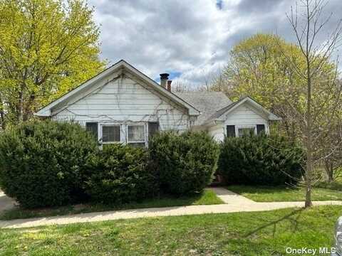 883 Bohemia Parkway, Bohemia, NY 11716