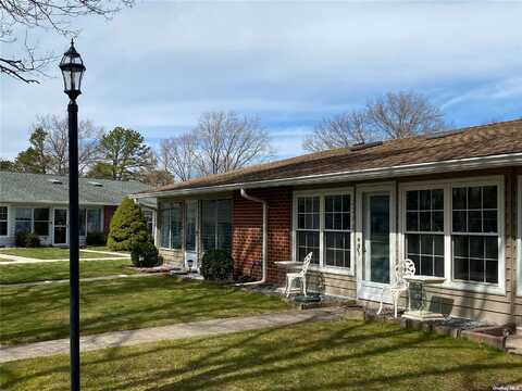 228 Blackpool Court, Ridge, NY 11961