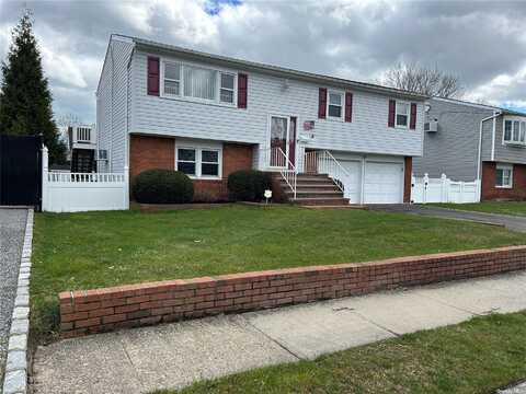 39 Palm Street, Lindenhurst, NY 11757