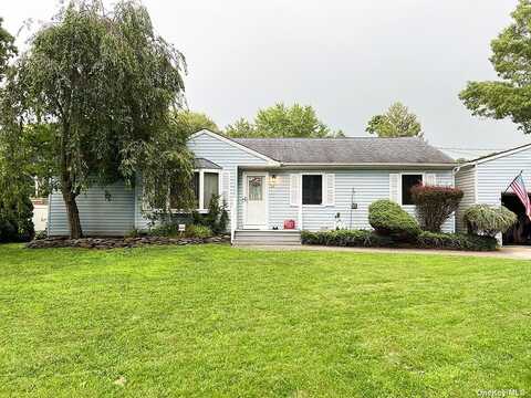 25 Evelyn Lane, Centereach, NY 11720