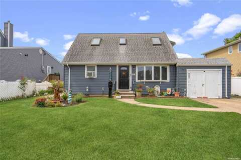 447 Deauville Parkway, Lindenhurst, NY 11757