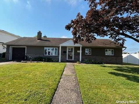 41 W Santa Barbara Road, Lindenhurst, NY 11757