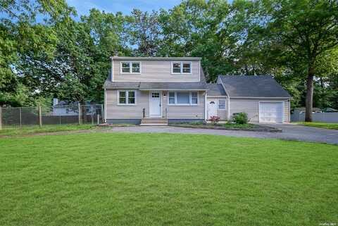 64 Park Lane, Medford, NY 11763