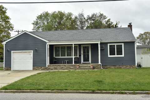 405 N Clinton Avenue, Lindenhurst, NY 11757