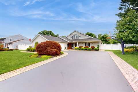 88 Pace Drive, West Islip, NY 11795