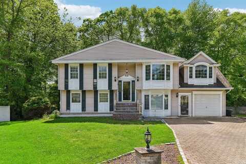 4 Ponds Edge Court, Huntington Station, NY 11746