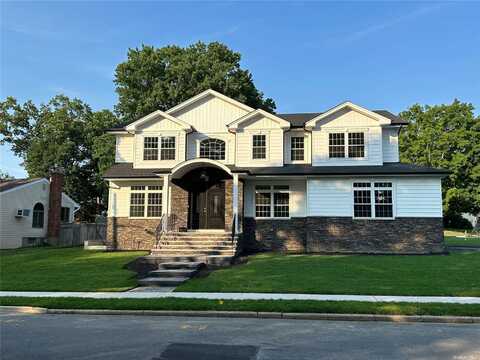 3 Point Of Woods, Old Bethpage, NY 11804