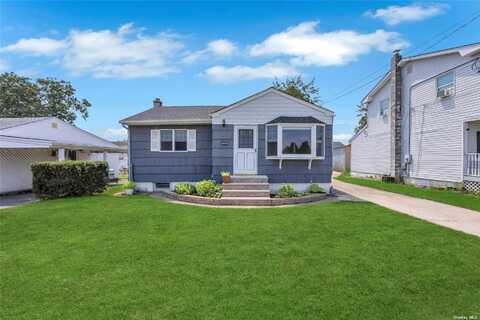 549 N Monroe Avenue, Lindenhurst, NY 11757