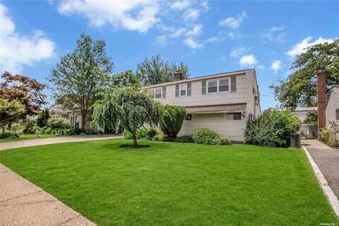 24 Middle Lane, Westbury, NY 11590