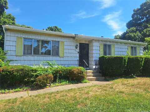 385 45th Street, Copiague, NY 11726