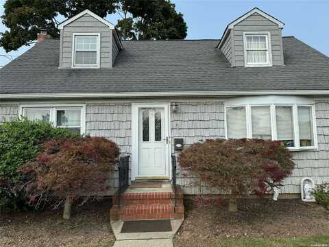 71 S Crescent Drive, Farmingdale, NY 11735