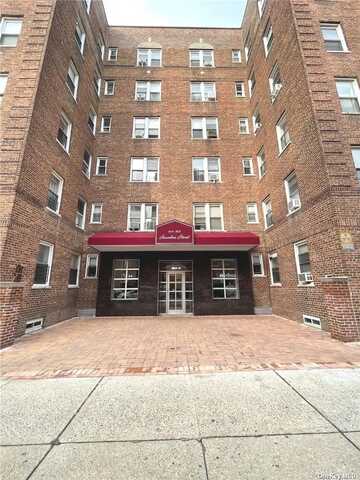 64-85 Saunders St, Rego Park, NY 11374