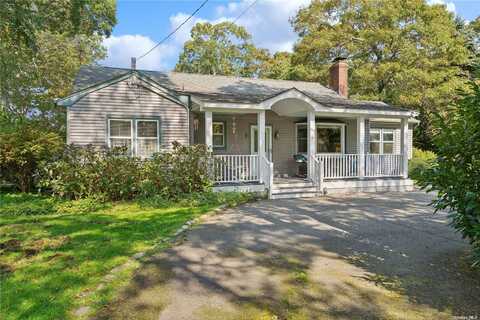 27 Lynn Avenue, Hampton Bays, NY 11946