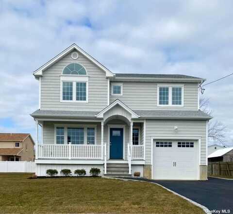 115 Riviera Parkway, Lindenhurst, NY 11757