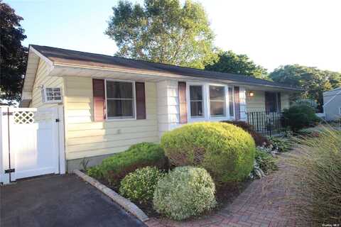 24 2nd Street, Farmingville, NY 11738