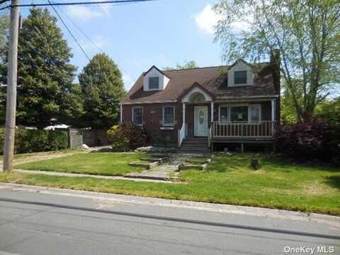 19 Buena Vista Boulevard, Lindenhurst, NY 11757