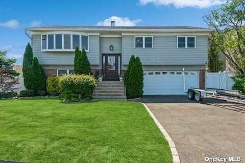 2670 Neptune Avenue, Seaford, NY 11783