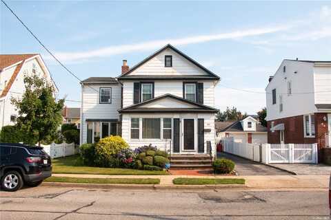 31 Dow Avenue, Mineola, NY 11501