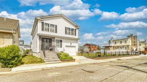 913 Arctic Street, Lindenhurst, NY 11757