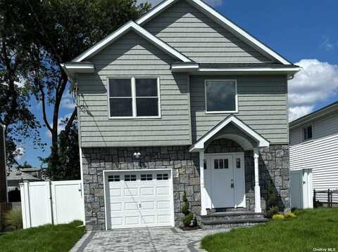 24 Halycon Road, Lindenhurst, NY 11757