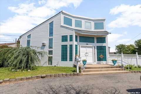 356 Granada Parkway, Lindenhurst, NY 11757