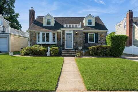 2450 3rd Avenue, East Meadow, NY 11554