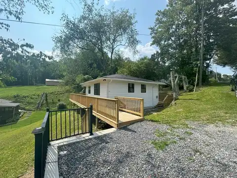 208 SOUTH HILL ST, MABSCOTT, WV 25871