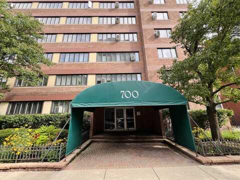 700 W Bittersweet Place, Chicago, IL 60613