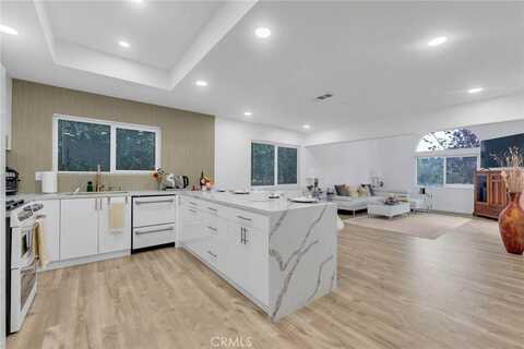 402 W Avenida De Las Flores, Thousand Oaks, CA 91360