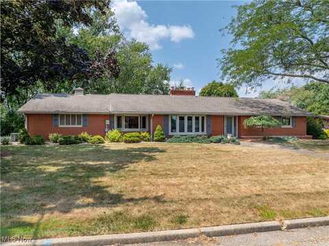 1136 Hilltop Road NW, New Philadelphia, OH 44663