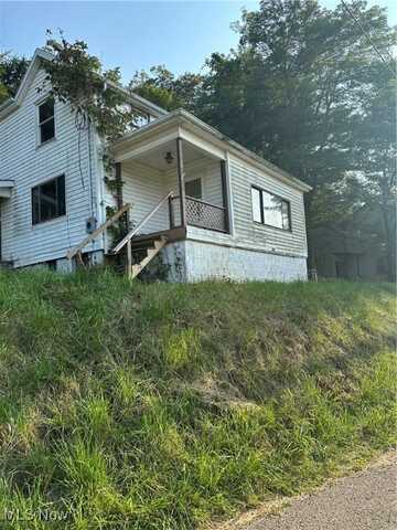 196 MONTANA Avenue, Chester, WV 26034