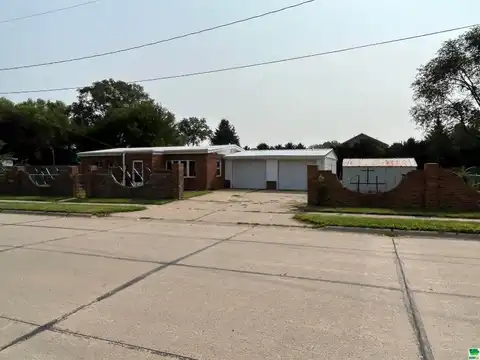 114 Leneve St., No. Sioux City, SD 57049