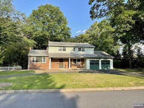 338 Queens Court, Ridgewood, NJ 07450