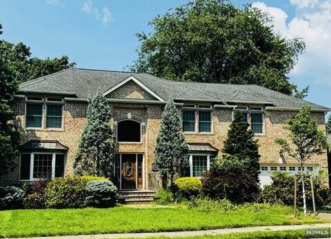 667 Beverwyck Place, Paramus, NJ 07652