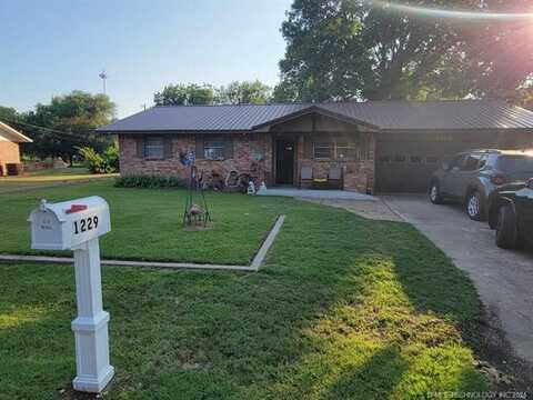 1229 S Wood Avenue, Hominy, OK 74035