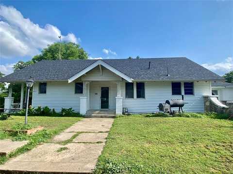 704 W Walcott Avenue, Comanche, TX 76442