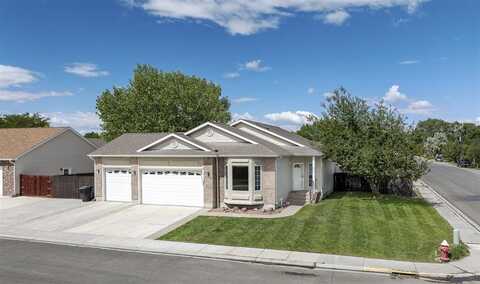 672 Cedarwood Dr, Powell, WY 82435