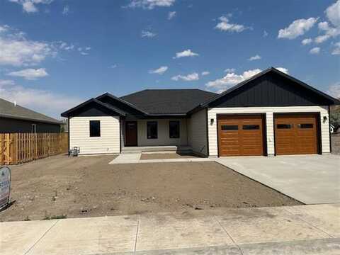 908 Shadow St, Cody, WY 82414