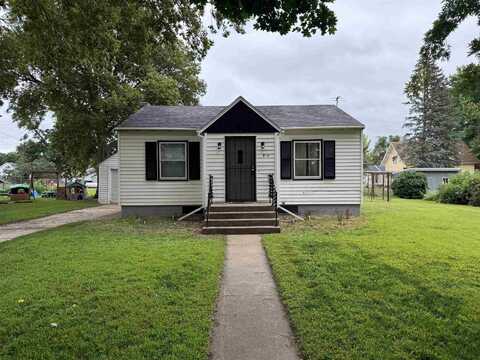 910 Elm St, Correctionville, IA 51016