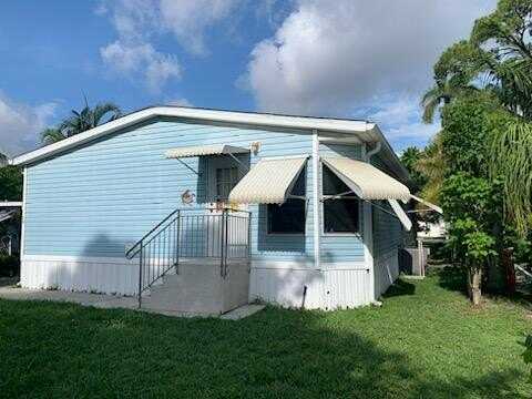 14 Ricks Dr., Greenacres, FL 33463