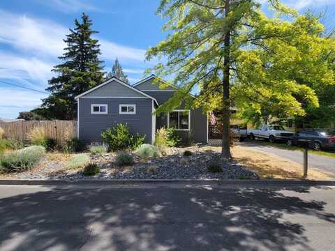 448 NW 8th St, Redmond, OR 97756