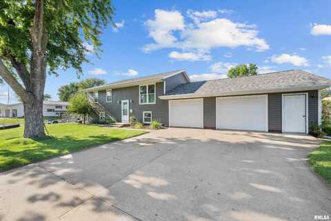 1712 MIDDLE Road, Camanche, IA 52730