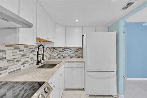 9121 Sunrise Lakes Blvd, Sunrise, FL 33322