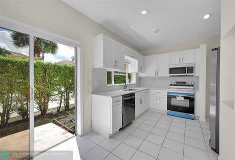 11285 Lakeview Dr, Coral Springs, FL 33071