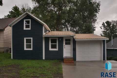 904 E 1st St, Sioux Falls, SD 57103