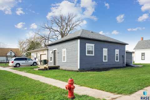 301 S Carpenter St, Tripp, SD 57376