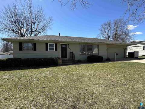 210 E Oakland Ave, Luverne, MN 56156