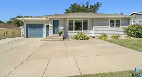 510 NE 8th St, Madison, SD 57042